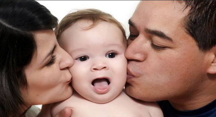 स्वास्थ्य मंत्रालय सरोगेसी बिल का प्रारूप तैयार कर चुकी है. आज इस बिल पर कैबिनेट में चर्चा होगी. सभी ये जानने के इच्छुक हैं कि देश में सरोगेसी रेग्यूलेट होने पर क्या इसका स्वरूप देश में बदल जाएगा? क्या सिर्फ इनफर्टिलिटी होने पर ही सरोगेसी की मदद ली जा सकेगी? अभी तक कोई ठोस दिशा-निर्देश ना होने के कारण हर कोई सरोगेसी को ट्रेंड की तरह ले रहा था. या यूं कहें कि इसके जरिए बच्चा गोद लेने का ट्रेंड भारत में फल-फूल रहा था. बॉलीवुड के कई सितारों ने आईवीएफ तकनीक और सरोगेसी से संतान प्राप्त की. आज हम आपको बताने जा रहे हैं वे कौन से सेलिब्रिटी हैं जिन्होंने इसका सहारा लिया.