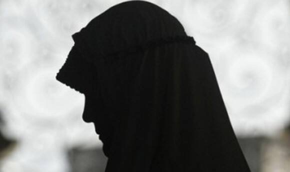 बाराबंकी: तंबाकू से दांत साफ करने के कारण महिला को दिया तीन-तलाक Woman given triple talaq for cleaning teeth with tobacco बाराबंकी: तंबाकू से दांत साफ करने के कारण महिला को दिया तीन-तलाक