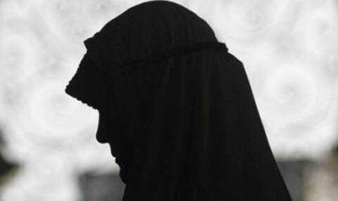 बाराबंकी: तंबाकू से दांत साफ करने के कारण महिला को दिया तीन-तलाक बाराबंकी: तंबाकू से दांत साफ करने के कारण महिला को दिया तीन-तलाक