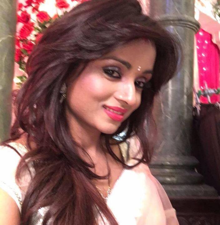 अब आप देख सकते है कि पारुल अब बिलकुल ही बदल चुकी हैं.