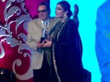 धर्मेद्र से पुरस्कार प्राप्त करना सम्मान की बात: रवीना