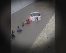 Human Chain बनाकर डूब रही कार से दो लोगों को  सुरक्षित बाहर निकाला गया