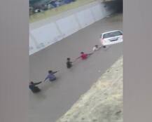 Human Chain बनाकर डूब रही कार से दो लोगों को  सुरक्षित बाहर निकाला गया