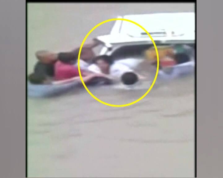 स्थानीय लोग मदद के लिए फौरन पानी में कूदे और इन्होंने Human Chain बनाकर एक महिला और कार ड्राइवर को सुरक्षित बाहर निकाल लिया.