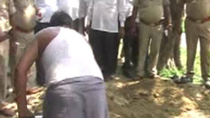 मोबाइल कैमरे से बनाया गया लड़की का ये वीडियो पूरे इलाके में वायरल हुआ तो लोग देख कर दंग रह गए. अपनी मौत से पहले बनाए गए इस वीडियो में लड़की ने खुलासा किया कि वो किसी इमरान नाम के लड़के से प्यार करती है. उससे शादी करना चाहती है लेकिन उसके घरवाले उसके इस रिश्ते के खिलाफ हैं. इस कदर खिलाफ है कि उनसे लड़की को अपनी जान का खतरा महसूस हो रहा है और इसीलिए उसने अपनी मौत से पहले इस वीडियो में अपने घरवालों के इरादों का सनसनीखेज खुलासा किया ताकि उसकी मौत के बाद ये सबूत उसके कातिलों को उनके किए की सजा दिला सके.
