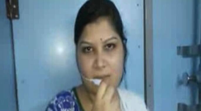 जिस वक्त ये वीडियो बनाया जा रहा था उस वक्त लड़की के साथ कोई और शख्स भी मौजूद था जो वीडियो बना रहा था. वो कौन है ये अभी भी एक राज है. इस वीडियो के सामने आने के बाद पुलिस भी फौरन हरकत में आई. लड़की के घरवालों को पकड़ने के लिए पुलिस उनके घर पहुंची तो वो वहां से फरार मिले. उनकी गैरमौजूदगी ने पुलिस के शक को और भी ज्यादा पुख्ता करक दिया है. पुलिस ने इस मामले में लड़की के मां-बाप और भाई समेत 6 लोगों के खिलाफ मामला दर्ज कर उनकी तलाश शुरू कर दी है.
