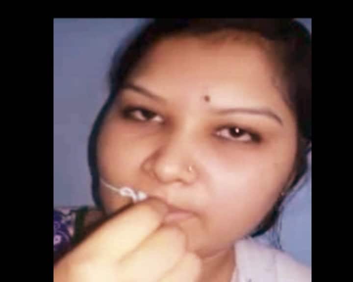  लड़की के जिस वीडियो ने उसके घरवालों की साजिश को उजागर किया वो उसकी मौत से 6 दिन पहले ही बनाया गया था. इस सनसनीखेज वीडियो के सामने आने के बाद पुलिस ने लड़की की मौत की हकीकत का पता लगाने के लिए कब्र से उसकी लाश को बाहर निकाला और अब पुलिस पोस्टमार्टम के जरिए वजह का पता लगाने में जुटी है.