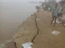 बलिया: दुबे छपरा रिंग बांध टूटने की कगार पर, बचाने के लिए गांव वालों ने लगा दी जान