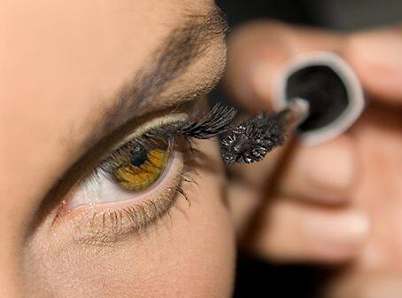 नैचुरली आई-शेप डिफाइन करने के लिए लाइनर की बजाय लैश-ज्वॉइनर का इस्तेमाल करें और आंखों को ड्यूई व फ्रेश लुक देने के लिए पलकों पर मस्कारा के कोट्स लगाएं. आई-मेकअप के प्रोडक्ट्स जैसे आईलाइनर, मस्कारा और काजल आदि वॉटरप्रूफ ही इस्तेमाल कीजिए.