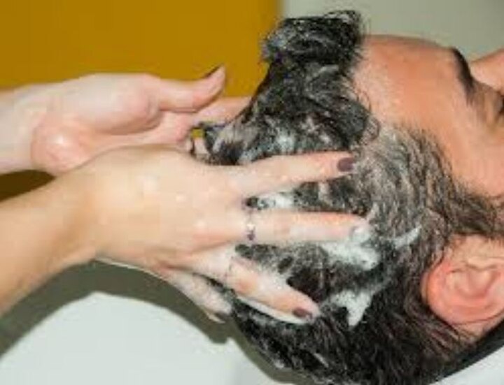 Hair Care weird facts man has not used shampoo for 7 years shows of amazing results stunned the internet Hair Care: 'या' माणसाने 7 वर्षांपासून लावला नाही केसांना शॅम्पू; आश्चर्यकारक परिणाम पाहून लोक चकित