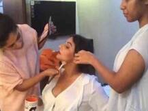 VIDEO: देखिए, कितनी तेजी में मेकअप कराती हैं विद्या बालन!