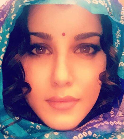 इस तस्वीर में सनी सर पर दुपट्टा डाले नजर आ रही हैं.