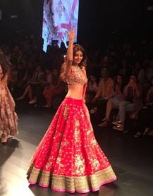 LAKME FASHION WEEK के मंच पर कुछ इस अंदाज में नजर आईं शिल्पा शेट्टी!