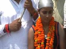 IN PICS: बाढ़ में उफनती गंगा में तैर कर कानपुर से काशी जाएगी 'जलपरी'