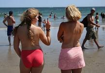 ‘गो टॉपलेस डे’ पर महिलाएं हुईं टॉपलेस