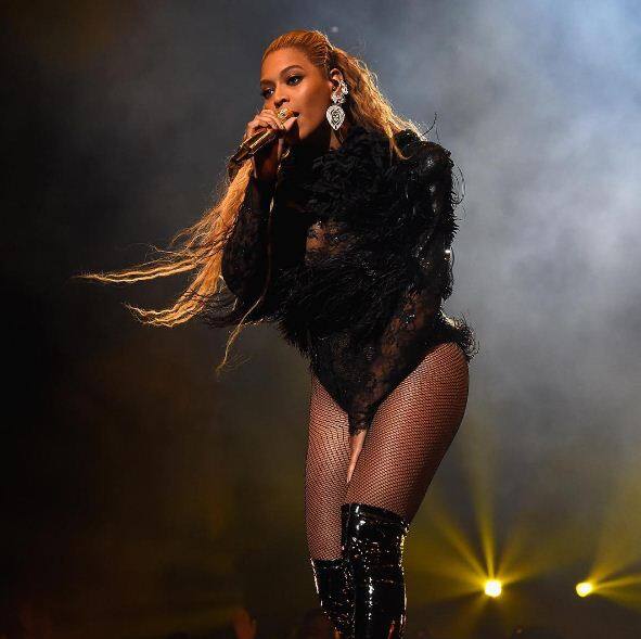 2016 एमटीवी म्यूजिक वीडियो अवॉर्ड की शाम पॉप स्टार और सेलिब्रिटी से गुलजार रही. मेडिसन स्कवॉयर गार्डन में कई सितारों ने शिरकत की. रिहाना से लेकर ब्रिटनी स्पीयर्स तक कई नामी-गिनामी कलाकारों ने जलावा बिखेरा. एडल के 'हैलो' सॉन्ग सबसे ज्यादा 7 कैटेगिरी में नॉमिनेट किया गया.