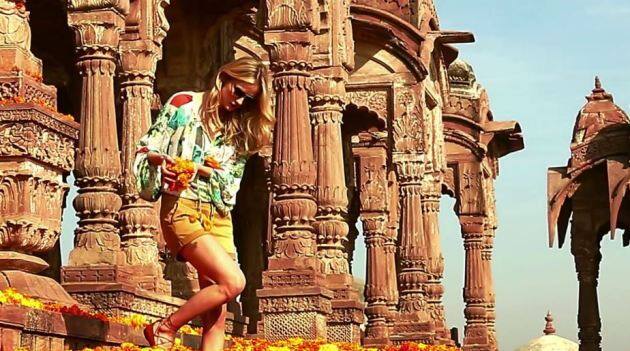  ब्रोशर में आगे ये भी बताया गया है कि पर्यटक भारत सरकार द्वारा प्रशिक्षित गाइड का सहारा ले सकते हैं जो अंग्रेजी समेत कई विदेशी भाषाएं जानते हैं.पर्यटक चाहें तो गाइड की फोटो आई.डी  भी देख सकते हैं.