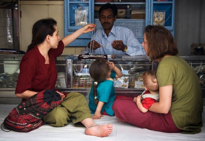 कपड़ों को लेकर भी मंत्रालय के ब्रोशर में दिशा निर्देश तय किए गए हैं. ब्रोशर में लिखा है भारत के कुछ धार्मिक स्थलों पर पर्यटकों को इस तरह के कपड़े पहनने चाहिए जो कि पूरे बाजू और पूरी टांगों को ढकते हों.