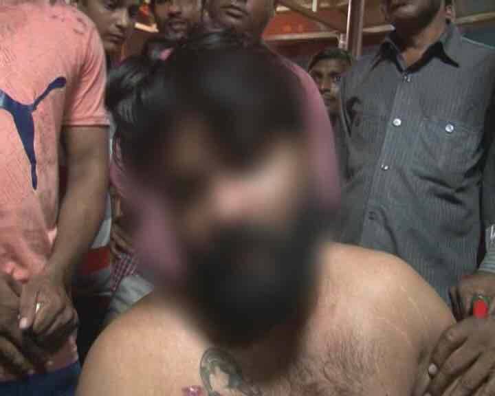 आरोप है कि दिल्ली के भलस्वा डेरी इलाके के मुकुंदपुर में रहने वाली 20 साल की लड़की के साथ इस वारदात को अभिषेक नाम के लड़के ने अंजाम दिया. पड़ोस में रहने वाले अभिषेक कई दिनों से पीड़ित लड़की को शादी करने के लिए परेशान कर रहा था. लड़की अपने बहन, भाई और मां के साथ रहती थी.