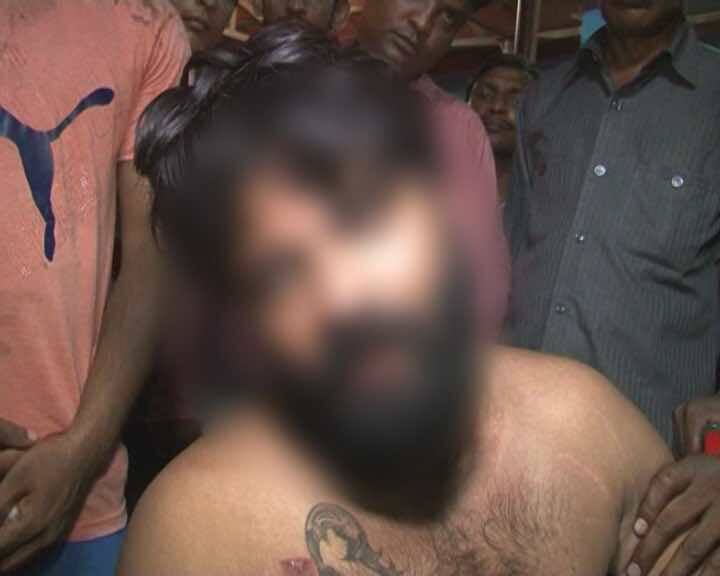 इसके बाद अभिषेक ने कुछ साथियों के साथ लड़की के पूरे परिवार पर अपने हमला कर दिया. पीड़ित लड़की और उसके परिवारवालों का कहना है कि कुछ देर के बाद अभिषेक अपने चाचा और आठ-दस लोगों को लेकर उनके घर पहुंचा. वहां पहले तो उन्होने लड़की की मां और भाई को घर से बाहर निकाल कर जमकर पीटा और उसी दौरान अभिषेक और उसका चाचा घर के अंदर घुस गए.