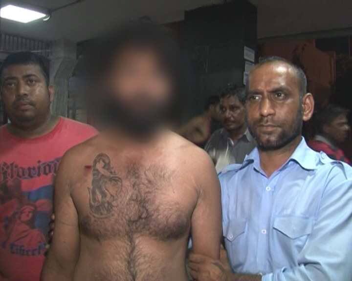 घर के अंदर अभिषेक और उसके चाचा ने लड़की पर मिट्टी का तेल छिड़क कर उसे आग के हवाले कर दिया. इस दर्दनाक वारदात के बाद फौरन लड़की को अस्पताल में भर्ती कराया गया. लेकिन तब तक वो 70 प्रतिशत तक जल चुकी थी. फिलहाल इस जघन्य वारदाता का मुख्य आरोपी अभिषेक, उसका चाचा और वारदात में शामिल उनका एक साथी पुलिस की गिरफ्त में है. बाकि के आरोपियों की तलाश की जा रही है. अस्पताल में भर्ती लड़की की हालत बेहद नाजुक बनी हुई है डॉक्टर उसे बचाने की कोशिश में लगे हुए हैं.