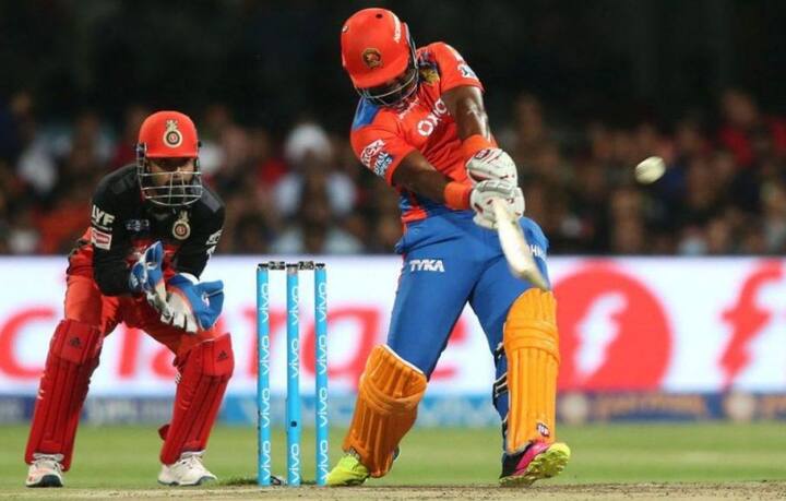 फटाफट क्रिकेट में वेस्टइंडीज के खिलाड़ियों का कोई जवाब नहीं है. चौथे नंबर पर वेस्ट इंडियन ऑलराउंडर डवेन स्मिथ हैं. स्मिथ ने 267 मैचों में 305 छक्के जड़े हैं. आईपीएल में स्मिथ गुजरात लॉयंस का हिस्सा हैं. इससे पहले वे चेन्नई सुपर किंग्स और मुंबई इंडियस की टीम से भी खेल चुके हैं.