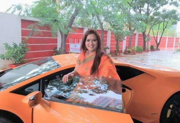 गनीमत की बात ये रही कि इस टक्कर में किसी कोई नुकसान नहीं हुआ. बताया जा रहा है कि नरेंद्र मेहता ने पांच करोड़ कीमत वाली लग्जरी कार को पत्नी के जन्मदिन पर गिफ्ट की थी.