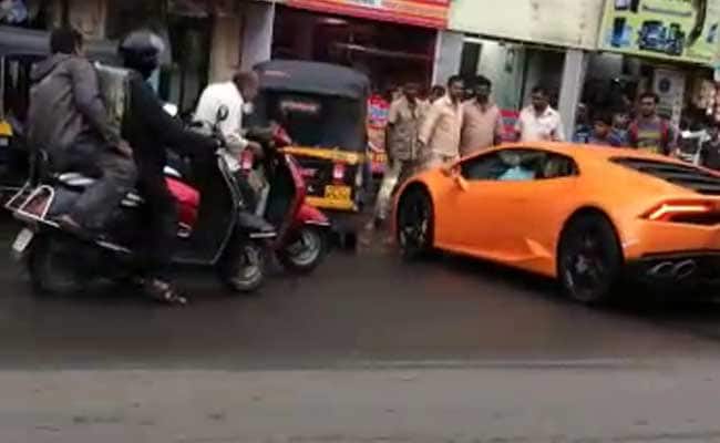 जिस वक्त नरेंद्र मेहता की पत्नी ने ऑटो में टक्कर मारी उसी वक्त किसी ने मोबाइल से वीडियो बना लिया. जिस वक्त ये हादसा हुआ उस वक्त नरेद्र मेहता का बेटा भी कार में सवार था.