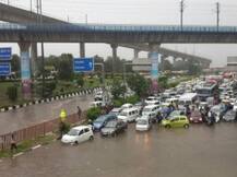 तस्वीरों में देखें बारिश ने कैसे रोकी दिल्ली-एनसीआर की रफ्तार, हैदराबाद में चार की मौत