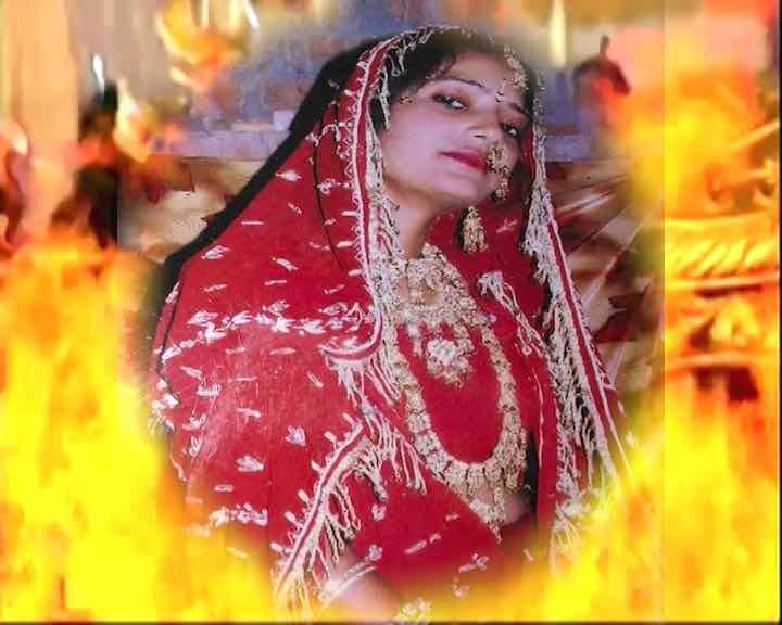 ठीक इसी तरह रेखा को अपने शक्की पति का टॉर्चर झेलना पड़ता था. हर रोज एक नए शक पर सफाई देनी पड़ती थी. निर्मल रेखा के साथ मारपीट भी करता था. उसका अपने पड़ोसियों से मिलना जुलना और बात करना भी मुहाल हो गया था. रेखा के तीन बच्चे हैं.. परिवार और बच्चों के लिए रेखा काम करने घर से बाहर भी निकलती थी लेकिन रेखा के पति निर्मल को उसके घर से बाहर निकलते ही शक का कीड़ा काटने लगता था.