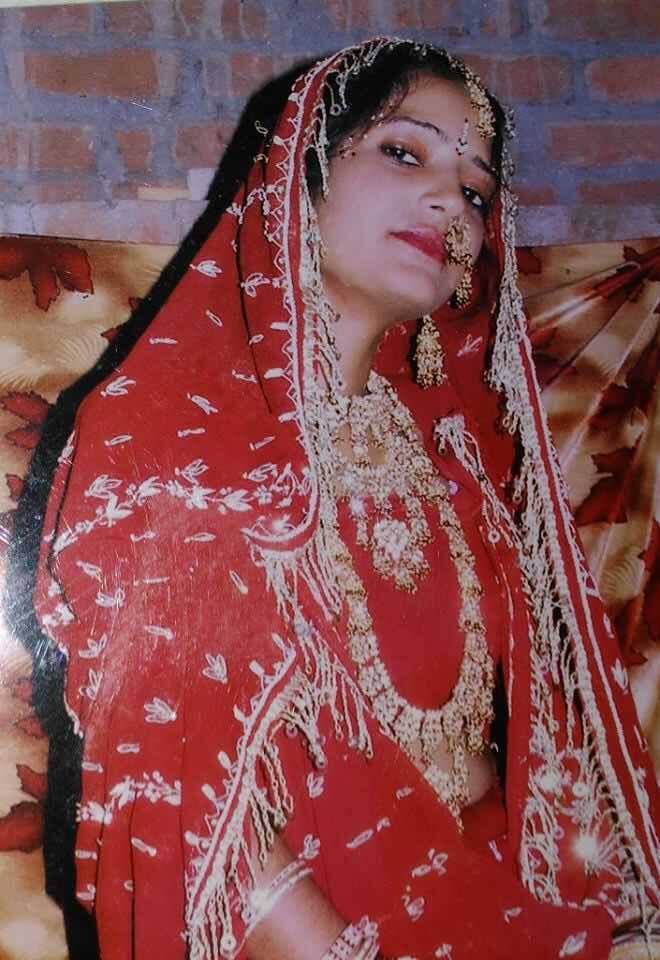 हैरान कर देने वाला ये मामला उत्तर प्रदेश के पीलीभीत में सुनगढ़ी इलाके का है. 6 साल पहले निर्मल कुमार और रेखा की शादी हुई थी. रेखा के पिता की मौत हो चुकी थी लेकिन मां ने बेहद धूमधाम से अपनी बिटिया की शादी की. कोई कसर नहीं छोड़ी लेकिन शादी के बाद शक का वो सिलसिला शुरू हुआ जो साल दर साल बस बढ़ता चला गया. हैरान कर देने वाला ये मामला उत्तर प्रदेश के पीलीभीत में सुनगढ़ी इलाके का है. 6 साल पहले निर्मल कुमार और रेखा की शादी हुई थी. रेखा के पिता की मौत हो चुकी थी लेकिन मां ने बेहद धूमधाम से अपनी बिटिया की शादी की. कोई कसर नहीं छोड़ी लेकिन शादी के बाद शक का वो सिलसिला शुरू हुआ जो साल दर साल बस बढ़ता चला गया.