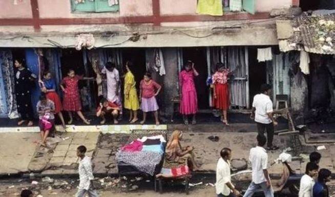 गंगा जमुना (इतिवारी) भारत का पांचवा सबसे बड़ा वेश्यावृत्ति का अड्डा है. नागपुर स्थित इस रेड लाइट एरिया की 30 से 40 प्रतिशत वेश्याएं HIV से पीड़ित हैं.