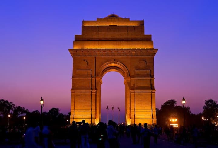 देश की राजधानी दिल्ली पर्यटन से लेकर अपनी तीनों इकाइयों कार्यपालिका, संसद और न्यायपालिका के लिए जानी जाती है. लेकिन राष्ट्रीय अपराध रिकॉर्ड ब्यूरो के आंकड़ों के अनुसार 2015 में दिल्ली महिला अपराध के मामलों को लेकर दूसरे स्थान पर रही.