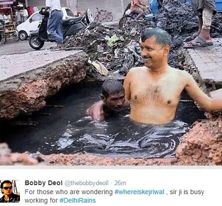 बॉबी देओल के नाम से बने एक ट्रॉल अकाउंट ने लिखा है कि जो इस भारी बारिश में ये सोच रहे हैं कि केजरीवाल कहां हैं उन्हें बता दूं कि वे दिल्ली की बारिश का मुकाबला करने में लगे हैं.