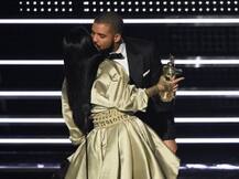 प्यार का इजहार करने के लिए सरेआम ले लिया चुंबन और फिर...