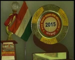 एक राष्ट्रीय हॉकी कोच ऐसा भी, साइकिल पर टीशर्ट बेचकर कर रहा है गुजारा!