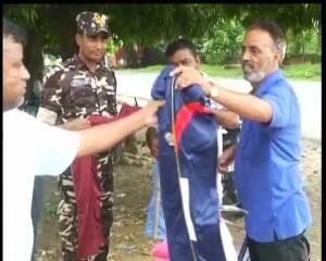 एक राष्ट्रीय हॉकी कोच ऐसा भी, साइकिल पर टीशर्ट बेचकर कर रहा है गुजारा!