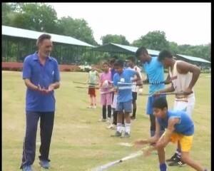 एक राष्ट्रीय हॉकी कोच ऐसा भी, साइकिल पर टीशर्ट बेचकर कर रहा है गुजारा!