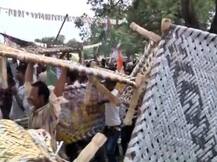 देवरिया में राहुल गांधी की सभा खत्म होते ही खटिया लूटने की मची होड़