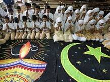 ये है असली भारत! हिंदू लड़की मुस्लिम बच्चों को पढ़ा रही है कुरान