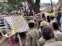 खाट चर्चा के बाद खटिया की लूट, भगदड़ देख पुलिस भी रह गई दंग