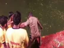 गणपति विसर्जन के दौरान तालाब में डुबो कर पुलिस अधिकारी को मारने की कोशिश