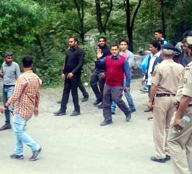 फिल्म ट्यूबलाइट में सलमान के अपोज़िट चीनी अदकारा झू झू हैं. वे वीडियो जॉकी रहने के साथ-साथ कई फिल्मों में भी काम कर चुकी हैं.  