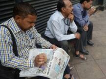 नवाबों के शहर में अखबारों के बिना ही ली जा रही चाय की चुस्की!