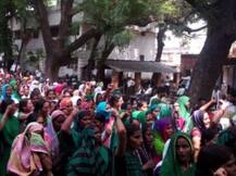 यूपी: आंगनवाड़ी सेविकाओं ने की गांधीगीरी