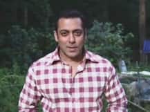 VIDEO: सलमान ने काला चश्मा पहन 'एक्स गर्लफ्रेंड' कटरीना की फिल्म का किया प्रमोशन!