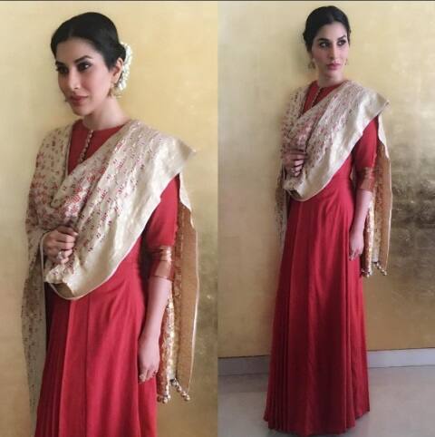 एक्ट्रेस-सिंगर सोफिया चौधरी डिजाइनर सूट और बालों में लगाए गजरे वजह से काफी ट्रेडीशनल नजर आ रही हैं.  