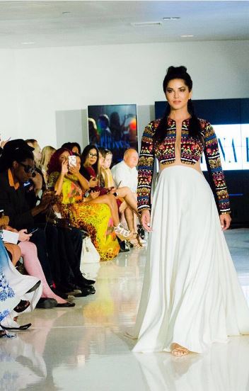 पूरा हुआ सनी का सपना, न्यू यॉर्क फैशन वीक में बनीं शो स्टॉपर