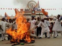 यूपी: वाराणसी में अपना दल के कृष्णा पटेल गुट ने अमित शाह का पुतला फूंका