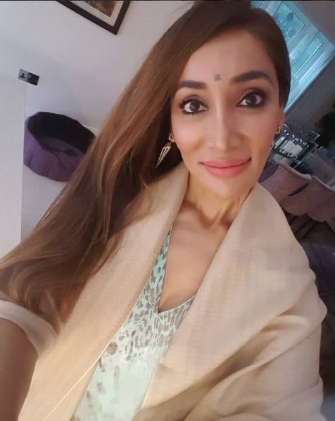 उन्होंने तस्वीर के कैप्शन में बताया है कि लंबे समय बाद उन्होंने मेकअप किया है.